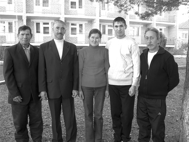 Н. Нурмухаметов, руководитель ООО «Мир» М. Галиев, Н. Галиева, А. Галиев и X. Ахмаров.